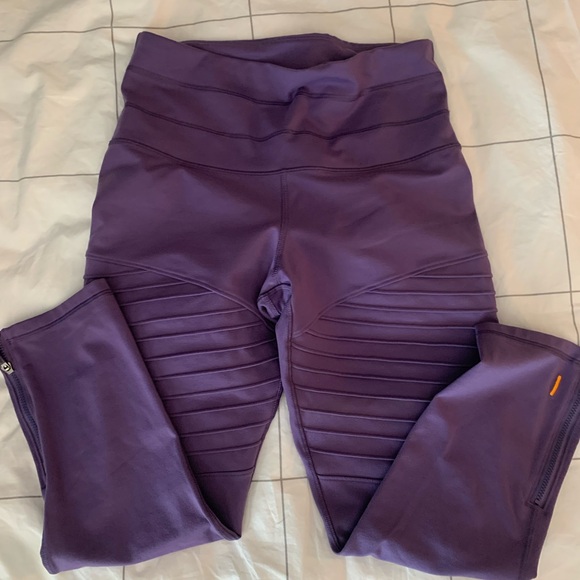 Lucy Performance Capri Leggings Bundle, 6 pairs. Size Med. Excellent condition!! - Picture 5 of 7